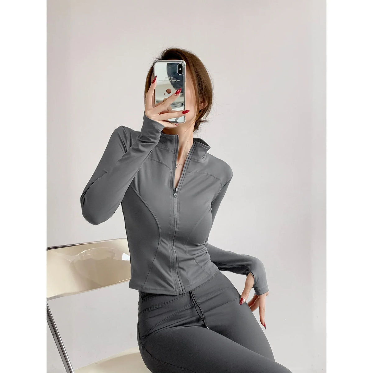 Campera deportiva entallada de mujer con cuello camisero