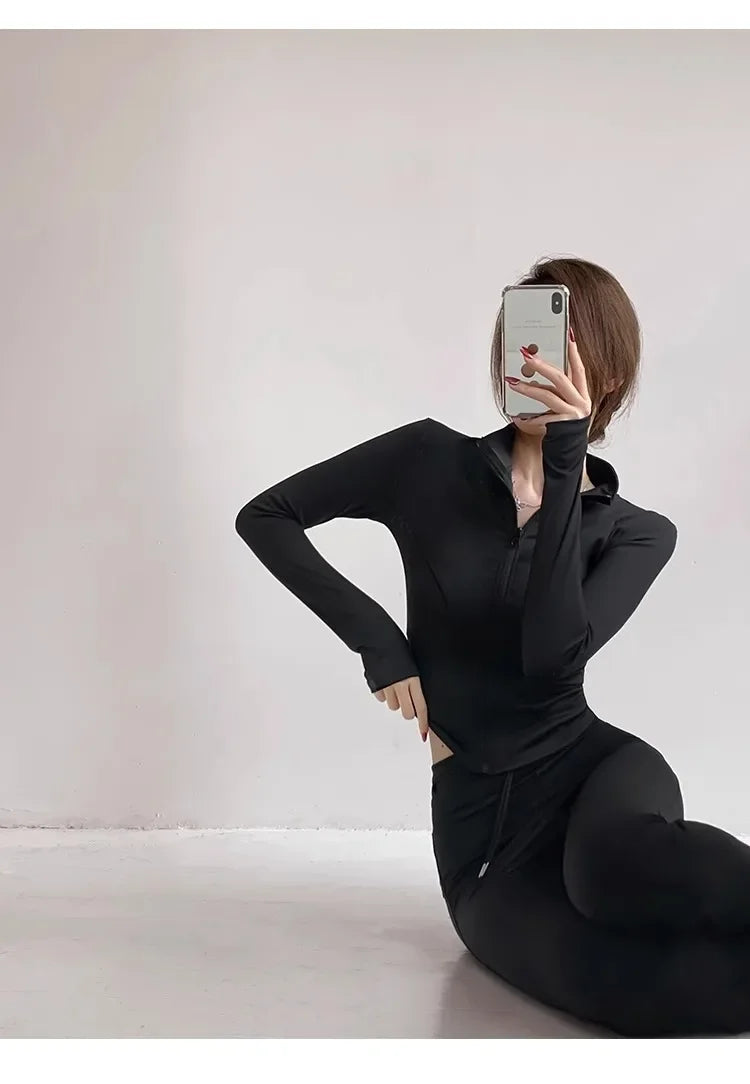 Campera deportiva entallada de mujer con cuello camisero