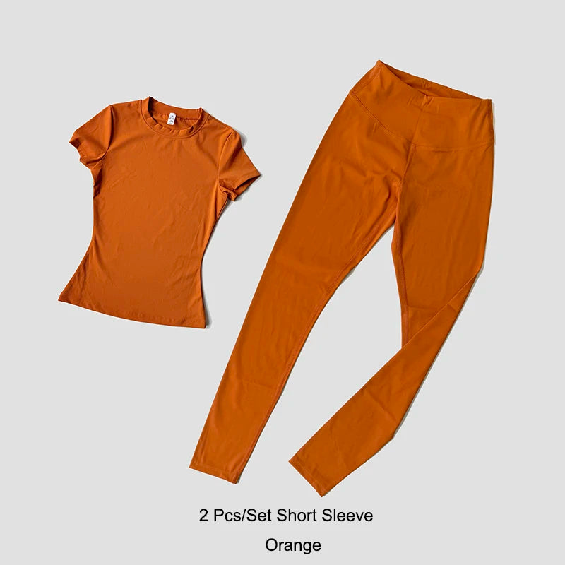 Conjunto de remera corta y calza con cintura compresiva