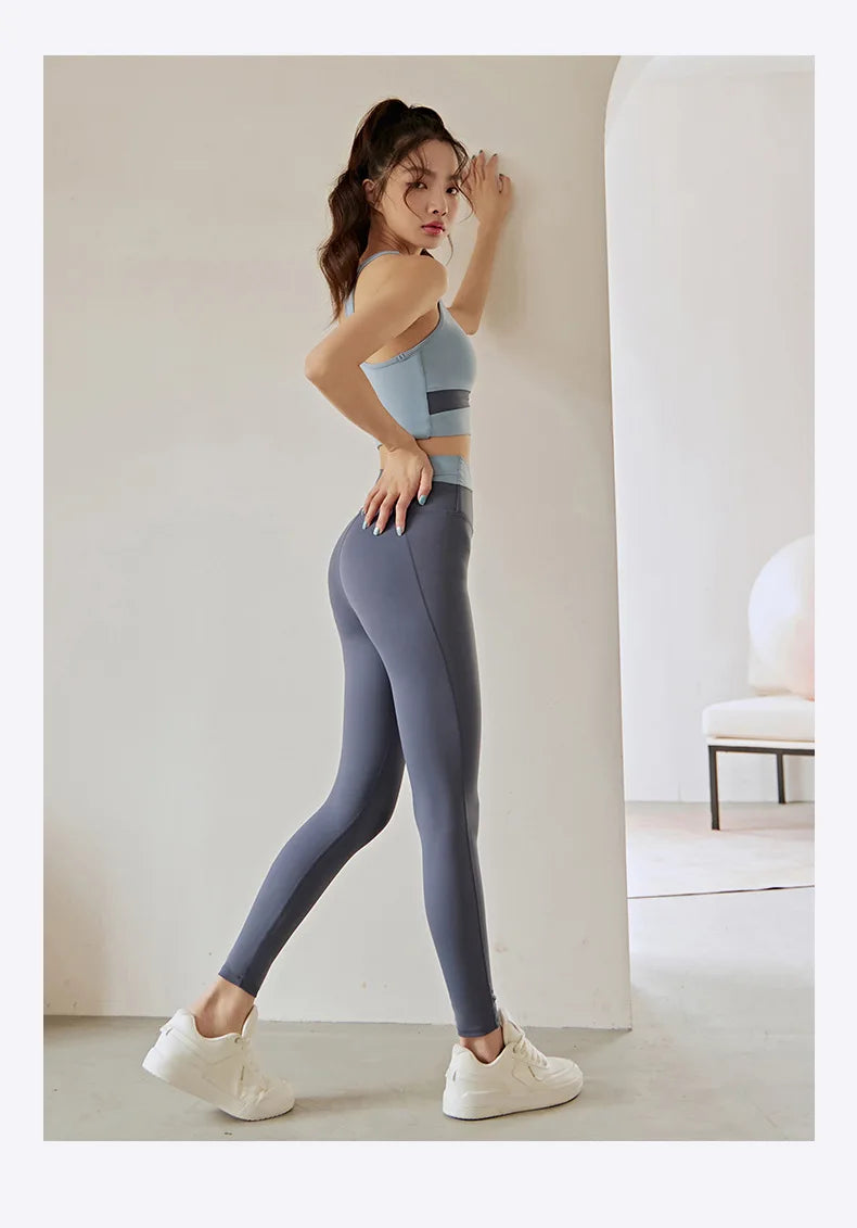Conjunto deportivo de top y calza con diseño combinado