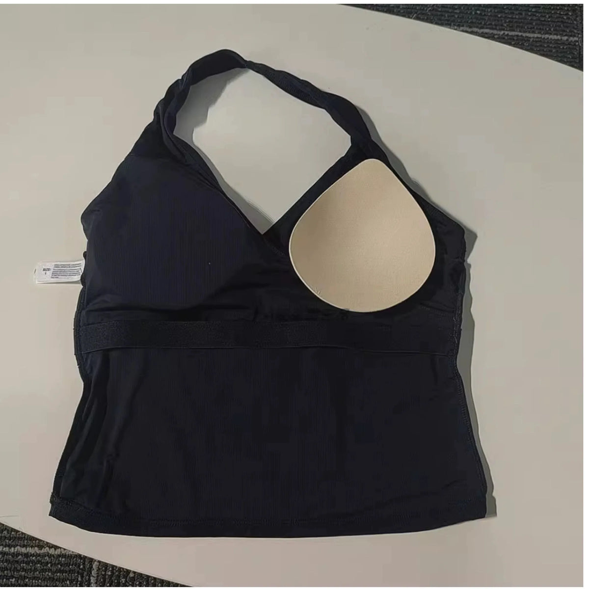 Top deportivo largo con escote en V y cuello halter
