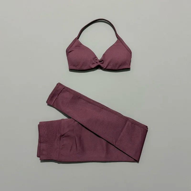 Conjunto de top halter y calza de tiro alto con frunce