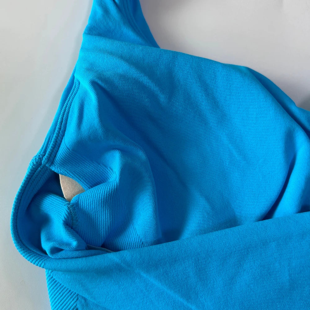 Top deportivo largo halter con copas removibles