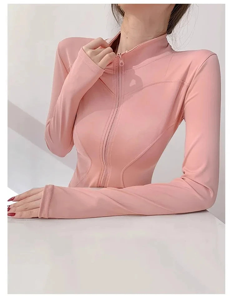 Campera deportiva entallada de mujer con cuello camisero