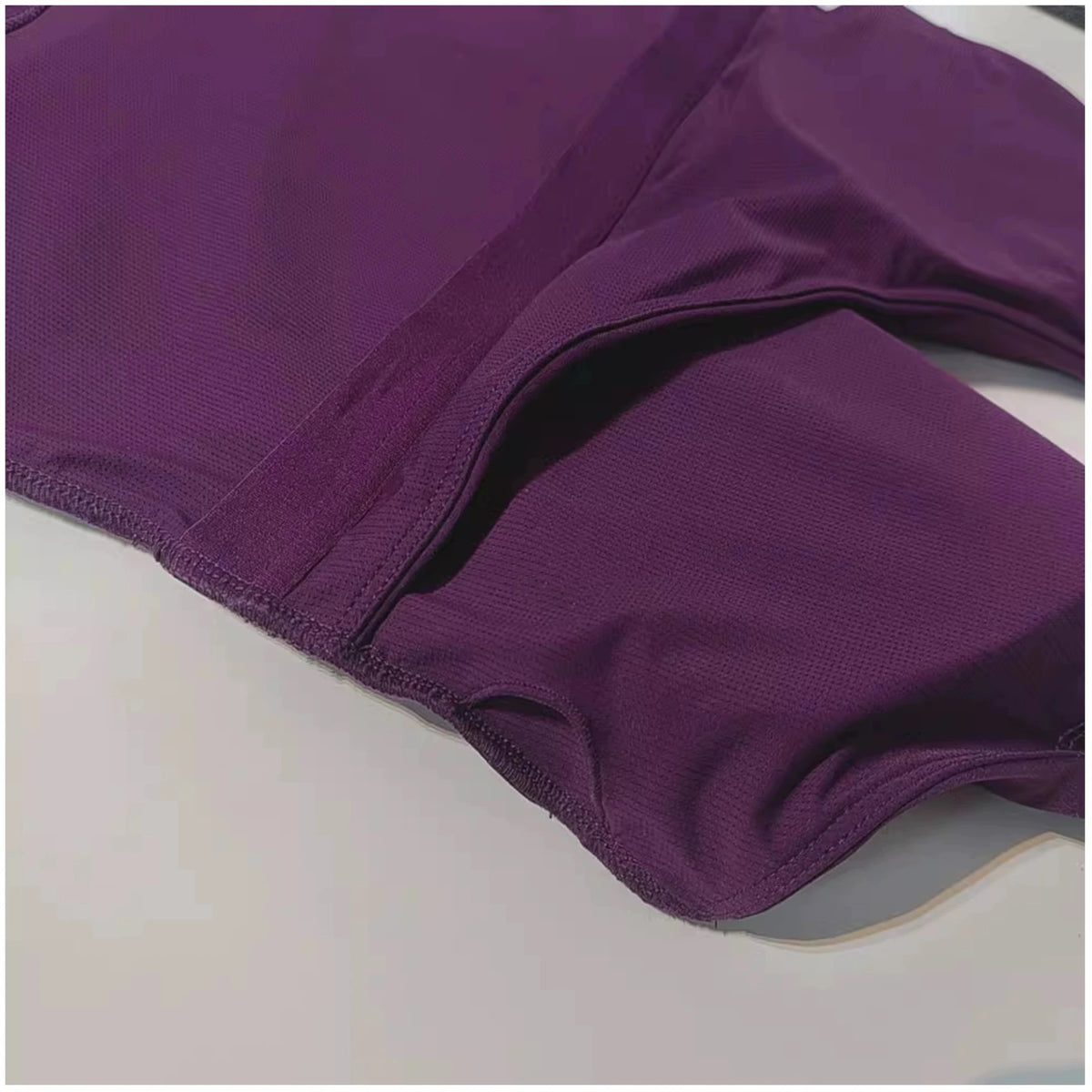 Top deportivo largo con escote en V y cuello halter