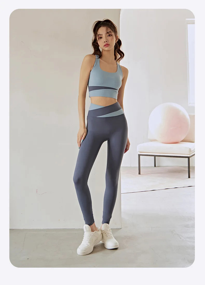 Conjunto deportivo de top y calza con diseño combinado