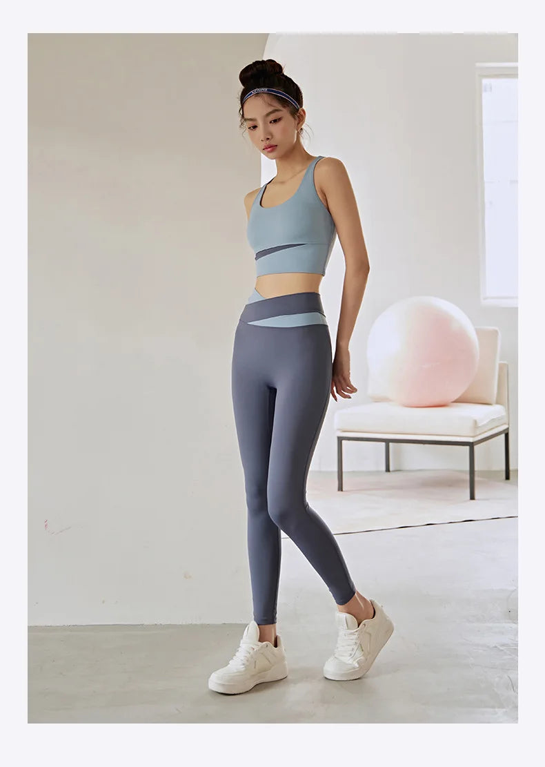 Conjunto deportivo de top y calza con diseño combinado
