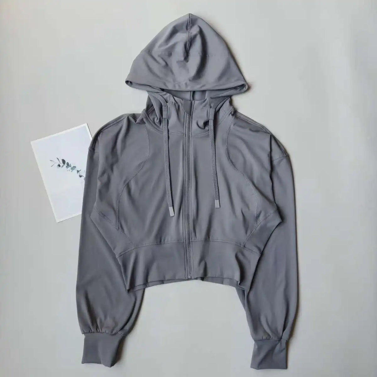 Campera deportiva de mujer con capucha y cierre