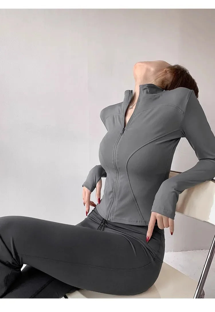 Campera deportiva entallada de mujer con cuello camisero