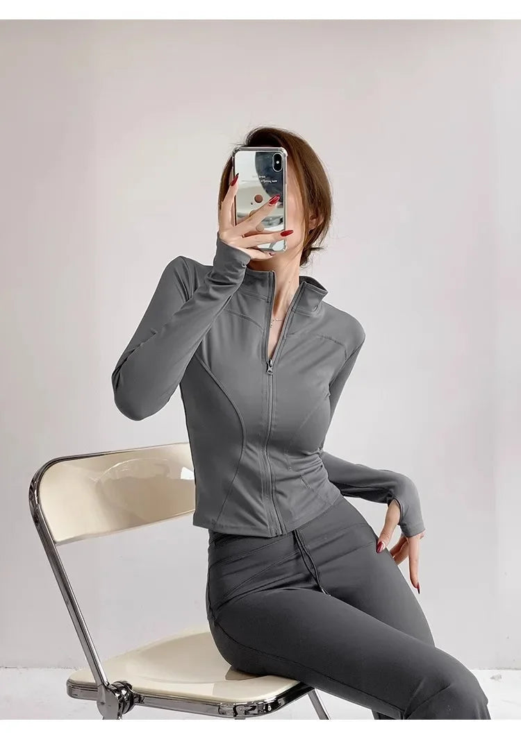 Campera deportiva entallada de mujer con cuello camisero