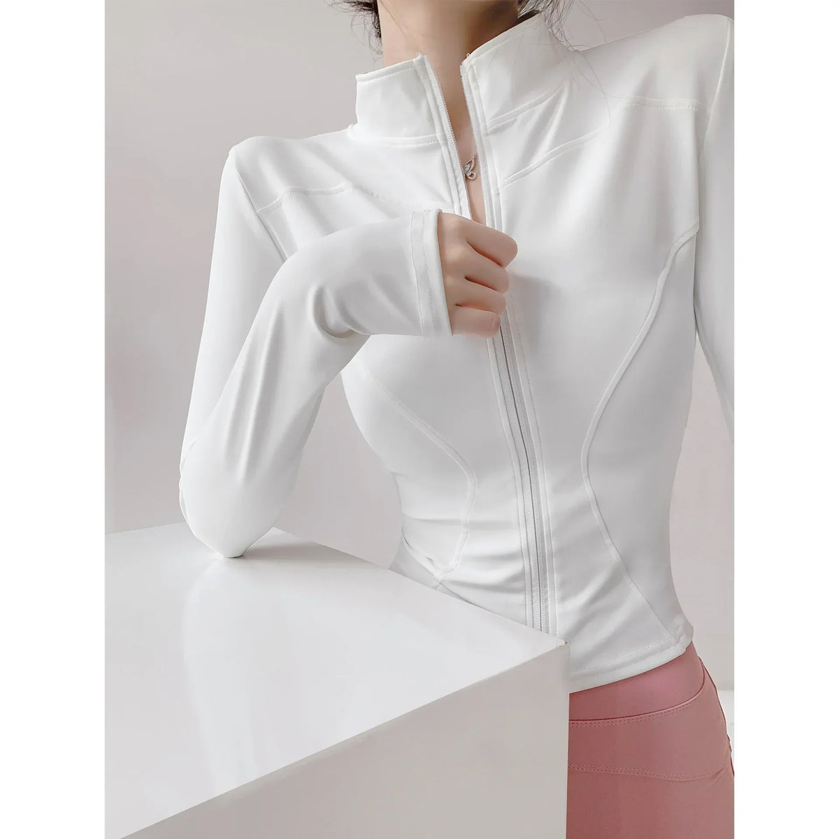 Campera deportiva entallada de mujer con cuello camisero