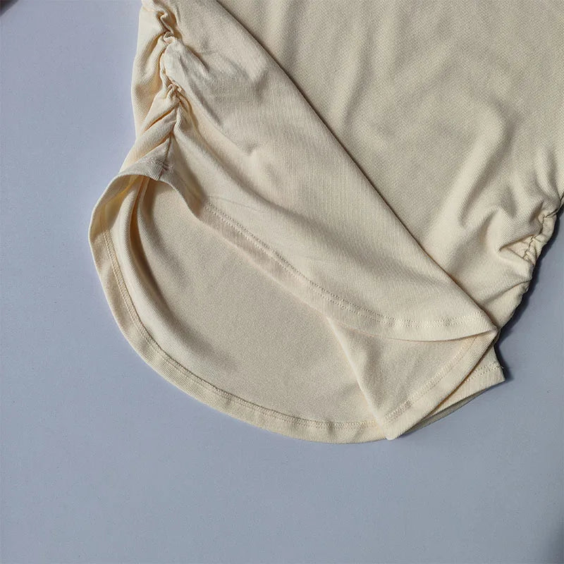 Remera deportiva entallada de mujer con escote en V