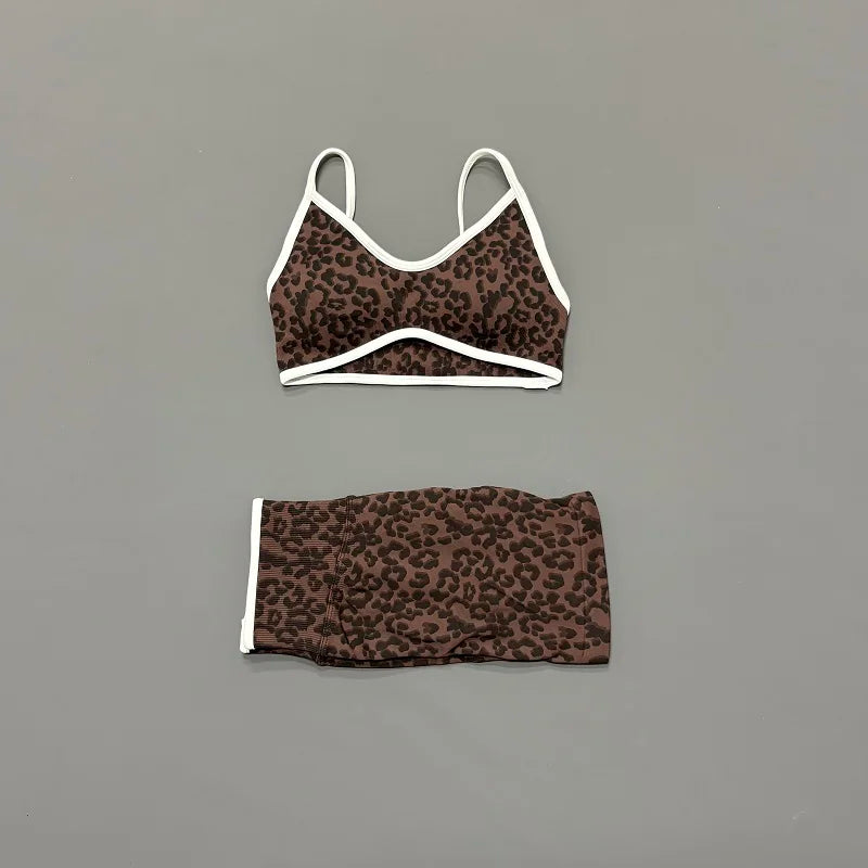 Conjunto de top y biker con estampado de leopardo