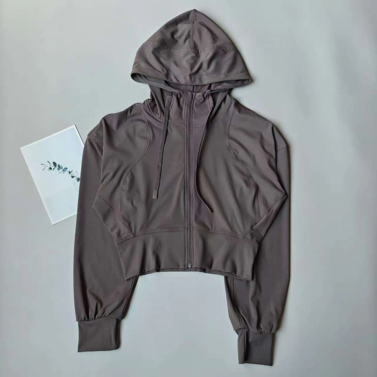 Campera deportiva de mujer con capucha y cierre
