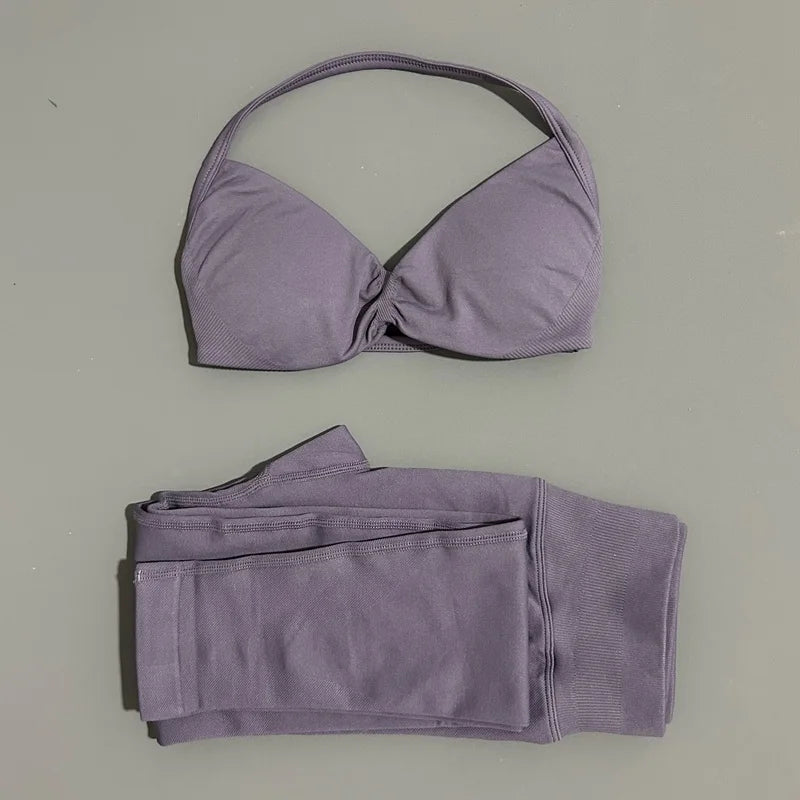 Conjunto de top halter y calza de tiro alto con frunce