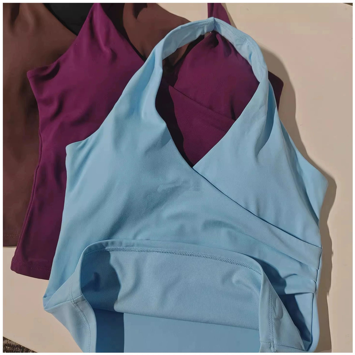 Top deportivo largo con escote en V y cuello halter