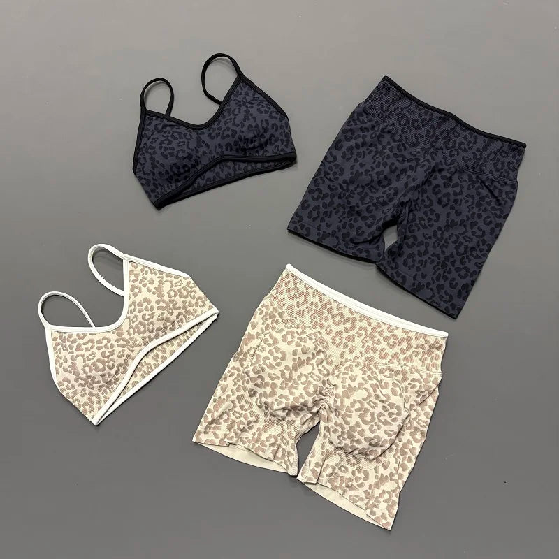 Conjunto de top y biker con estampado de leopardo
