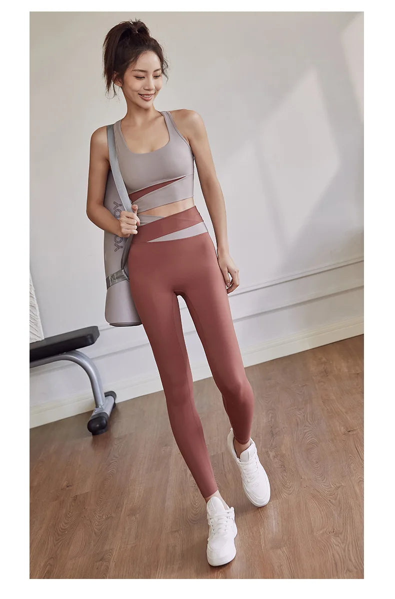 Conjunto deportivo de top y calza con diseño combinado