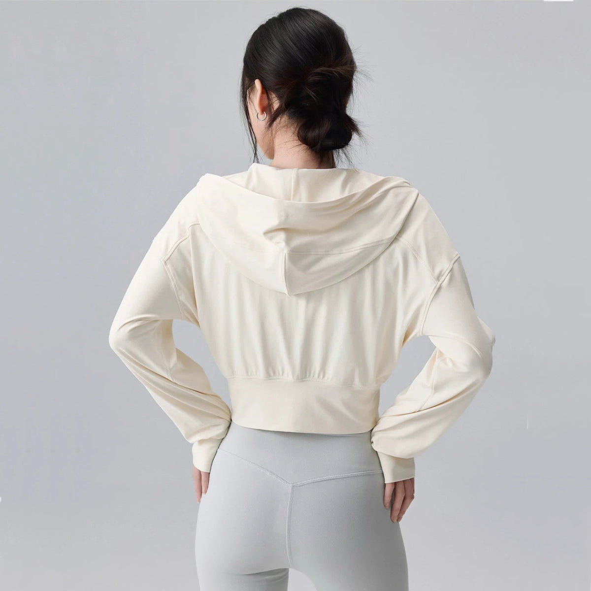 Campera deportiva de mujer con capucha y cierre