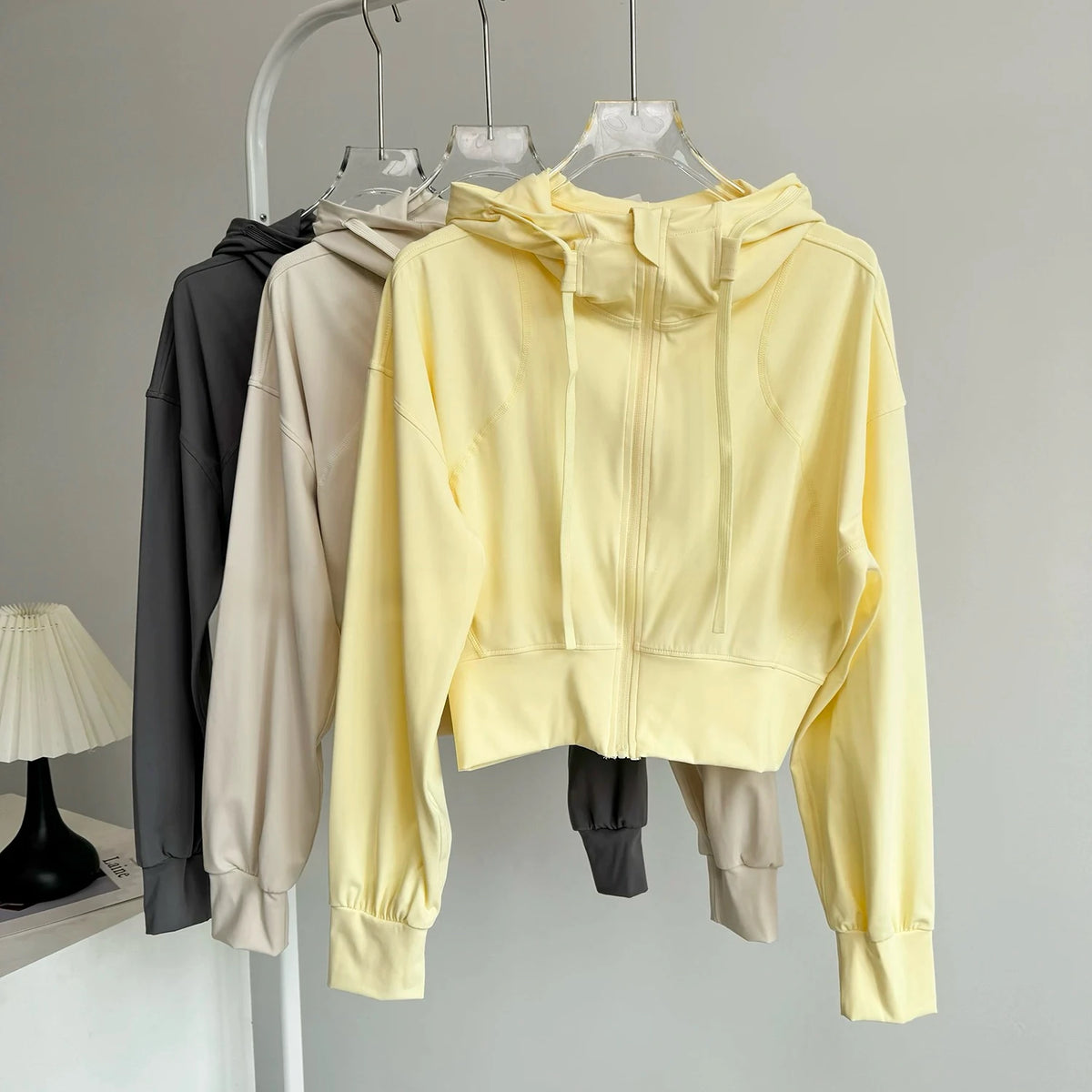 Campera deportiva de mujer con capucha y cierre