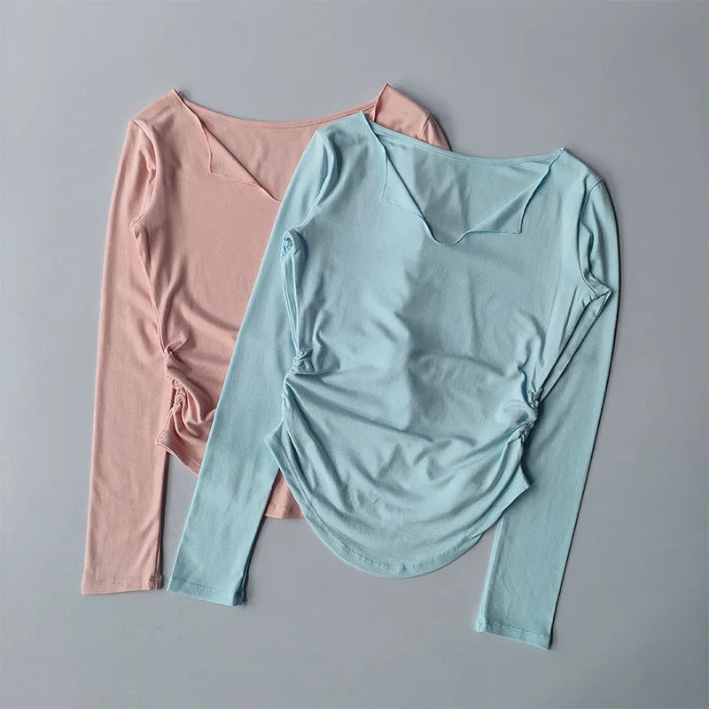 Remera deportiva entallada de mujer con escote en V