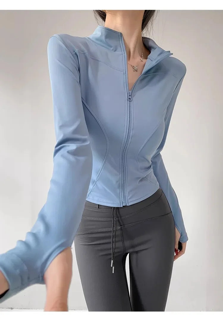 Campera deportiva entallada de mujer con cuello camisero