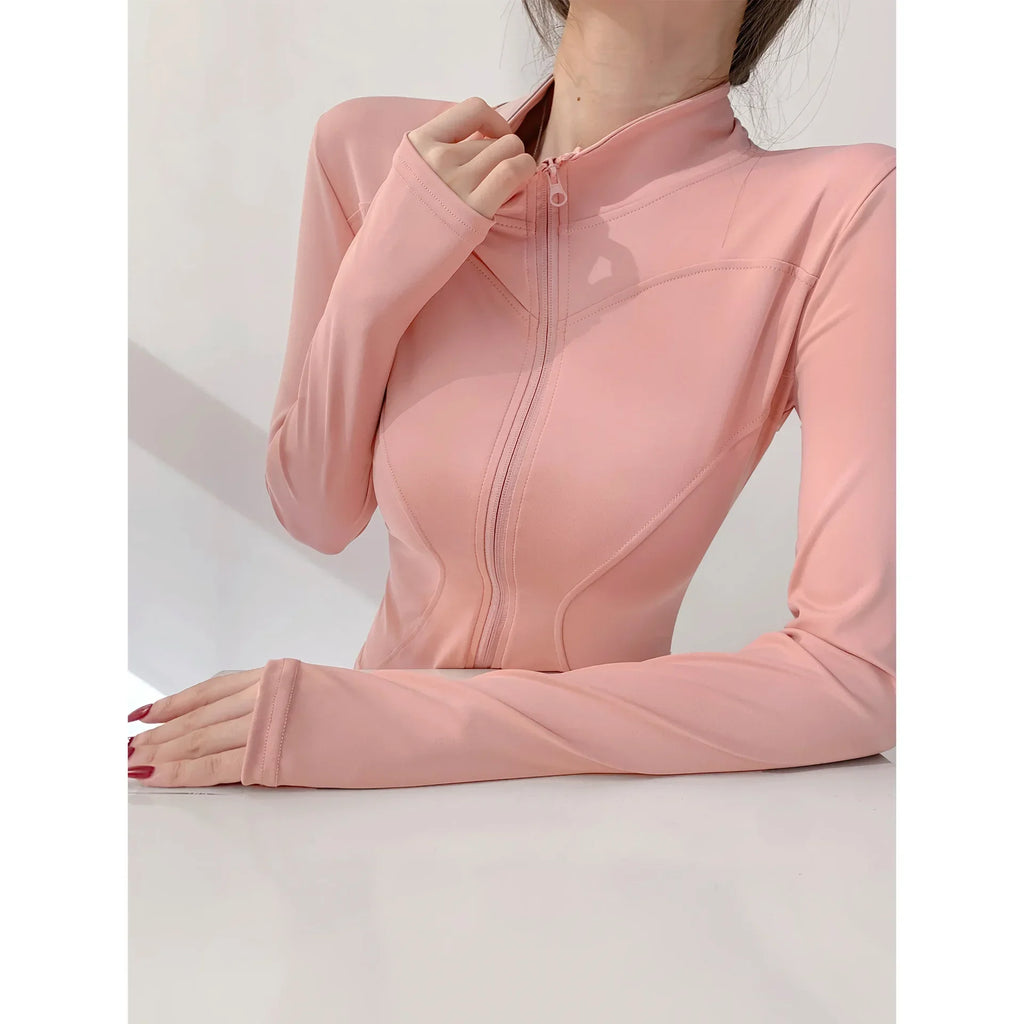 Campera deportiva entallada de mujer con cuello camisero