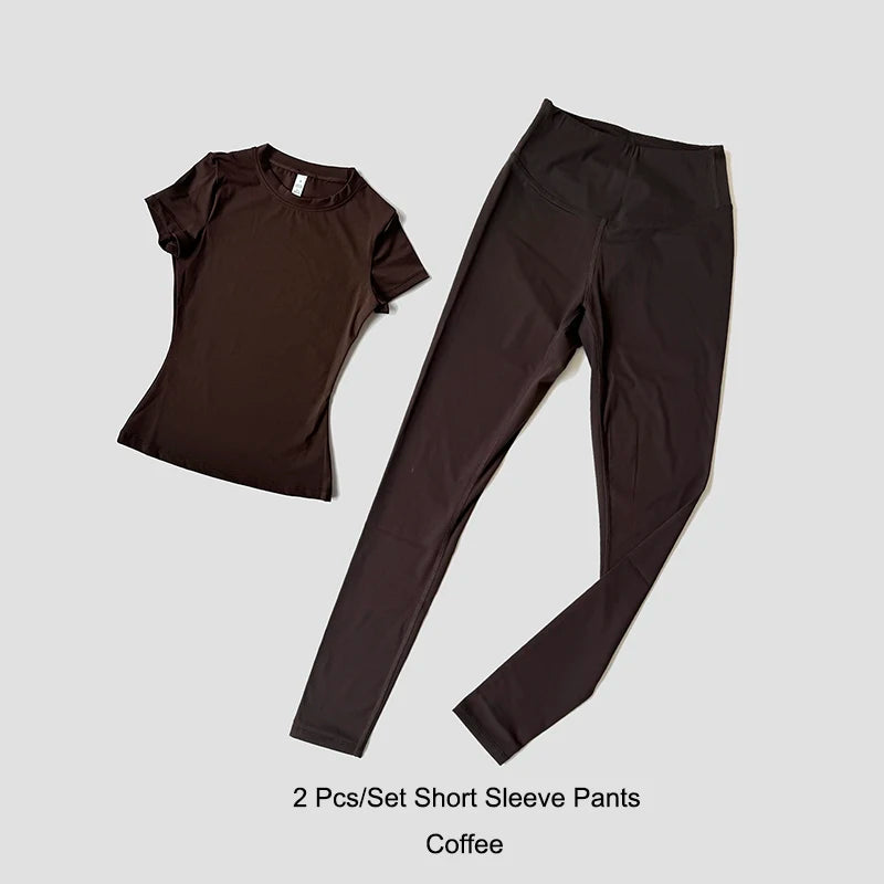 Conjunto de remera corta y calza con cintura compresiva