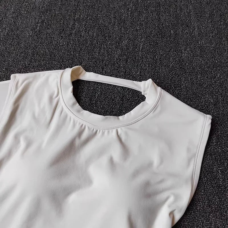 Musculosa deportiva de espalda abierta con copas fijas