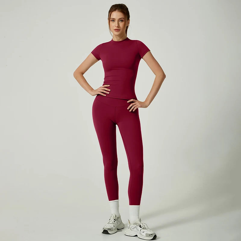 Conjunto de remera corta y calza con cintura compresiva