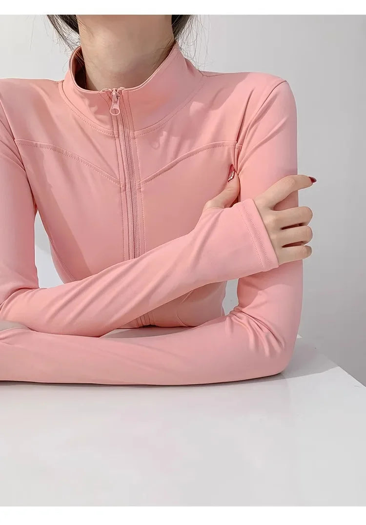 Campera deportiva entallada de mujer con cuello camisero