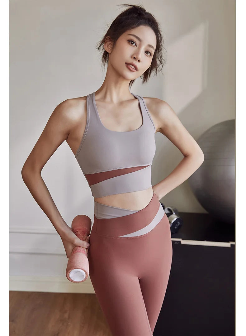 Conjunto deportivo de top y calza con diseño combinado