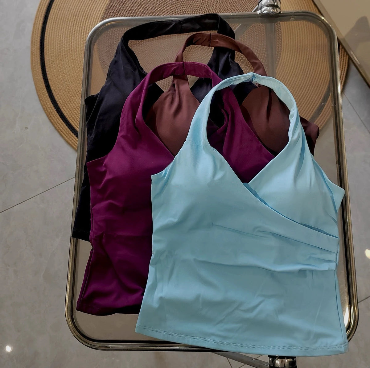 Top deportivo largo con escote en V y cuello halter