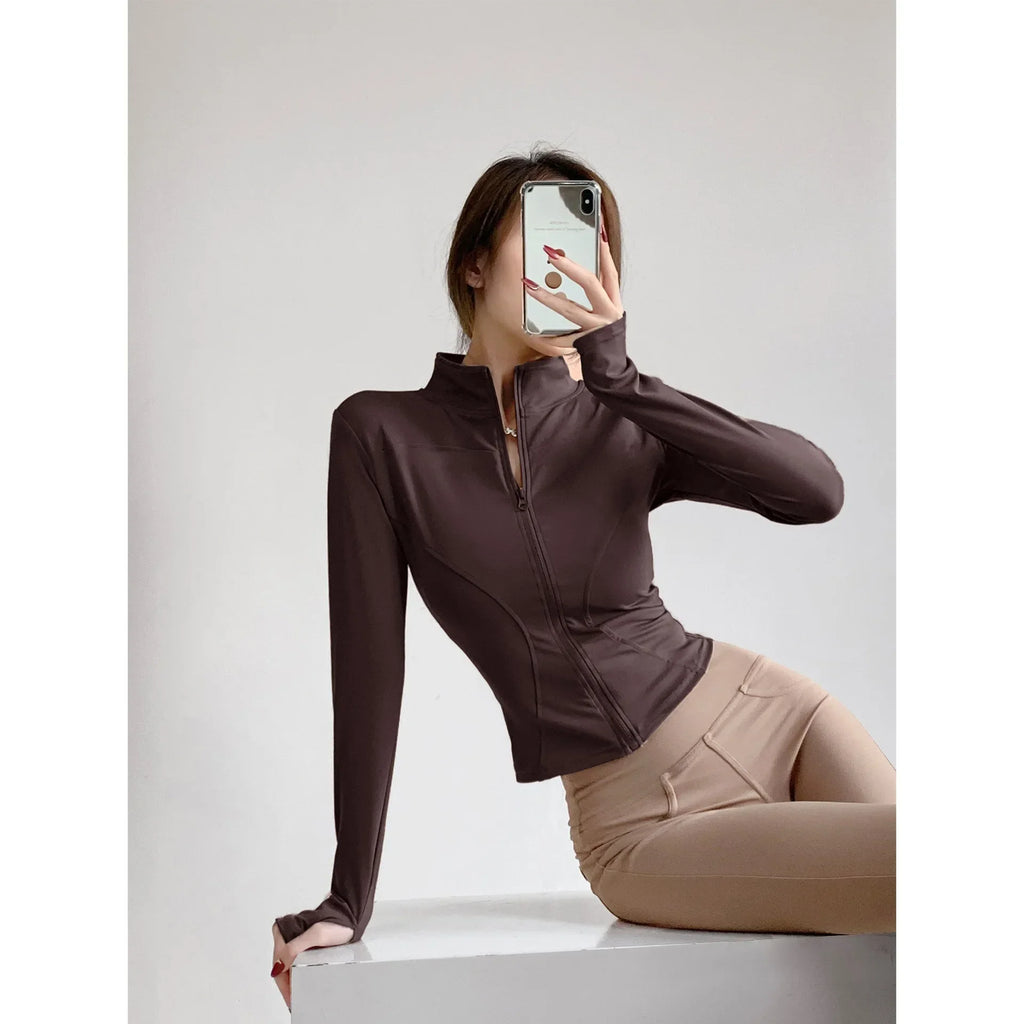Campera deportiva entallada de mujer con cuello camisero