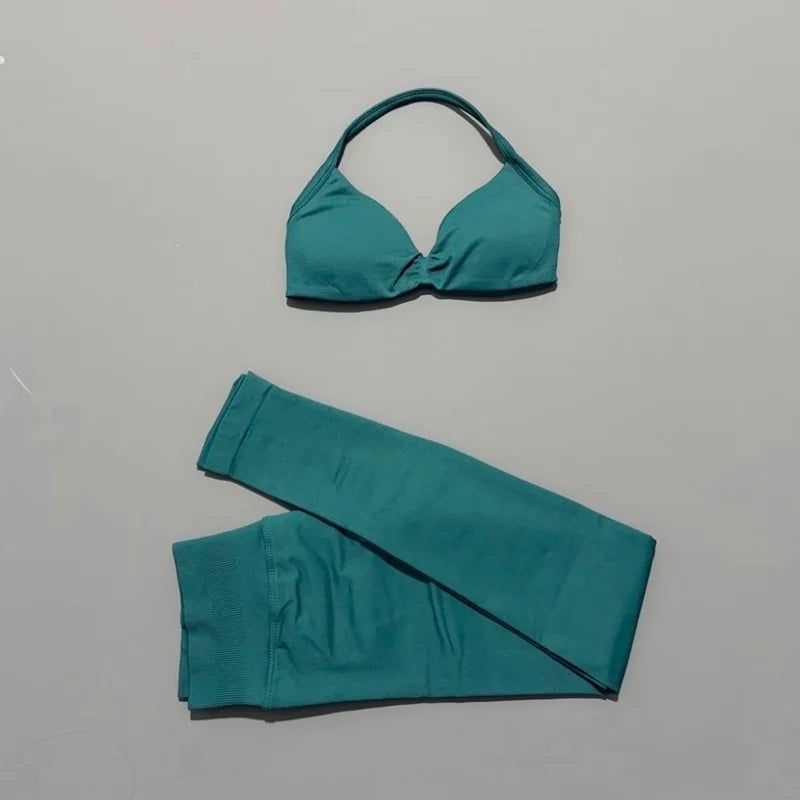Conjunto de top halter y calza de tiro alto con frunce