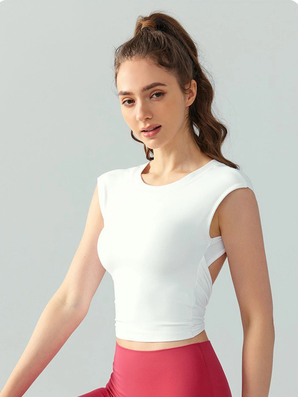 Musculosa deportiva de espalda abierta con copas fijas