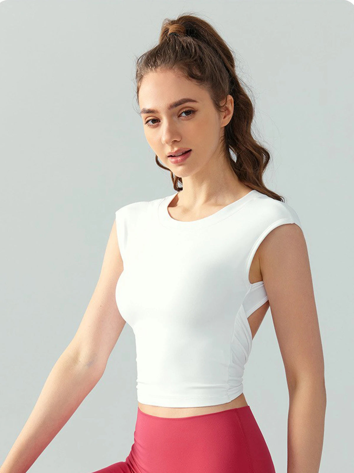 Musculosa deportiva de espalda abierta con copas fijas