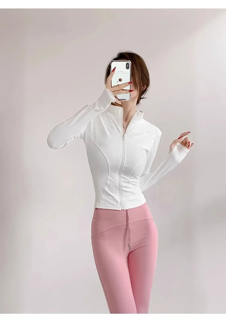 Campera deportiva entallada de mujer con cuello camisero