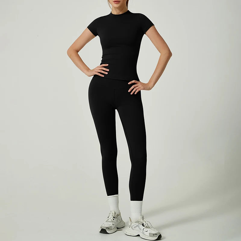 Conjunto de remera corta y calza con cintura compresiva