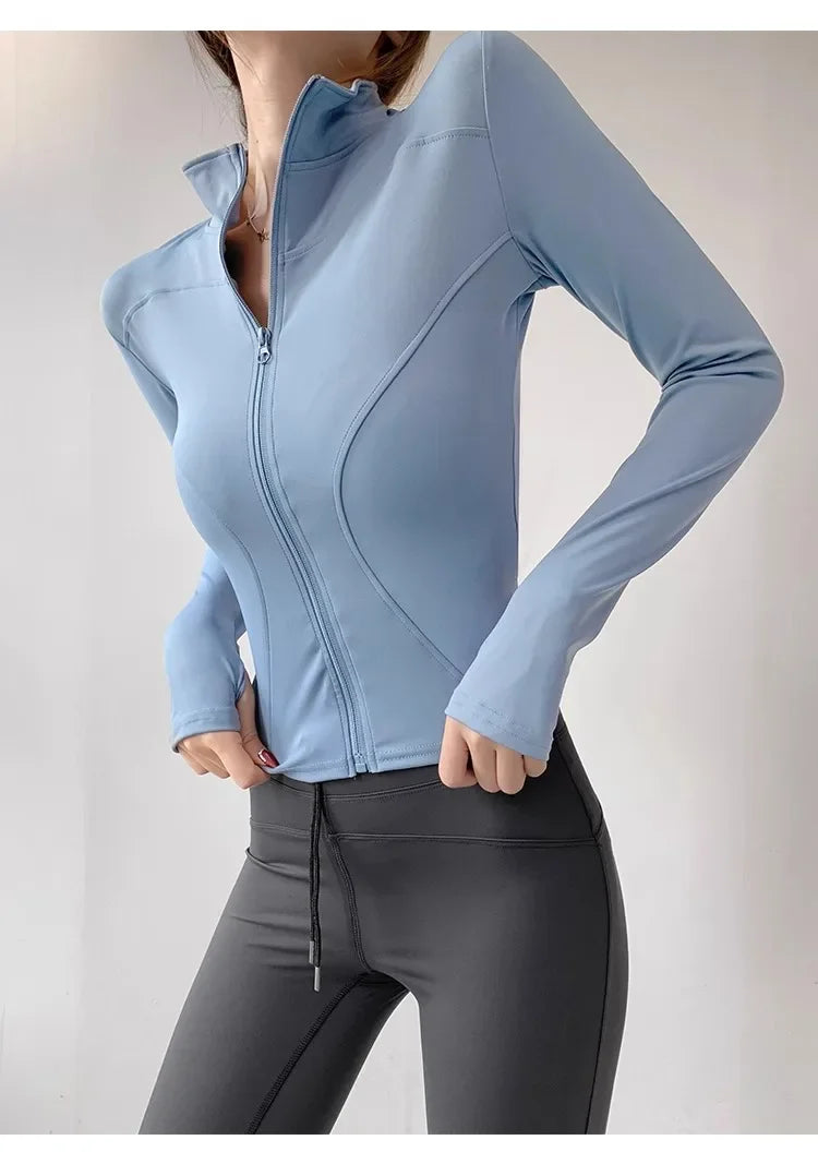 Campera deportiva entallada de mujer con cuello camisero