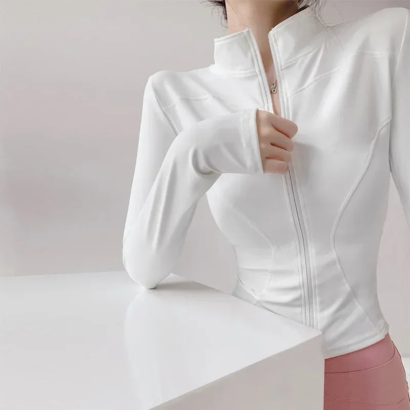Campera deportiva entallada de mujer con cuello camisero