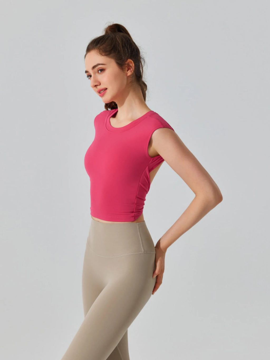 Musculosa deportiva de espalda abierta con copas fijas