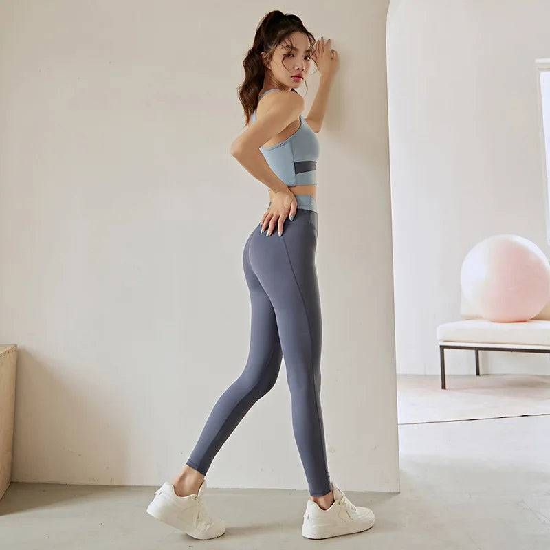 Conjunto deportivo de top y calza con diseño combinado