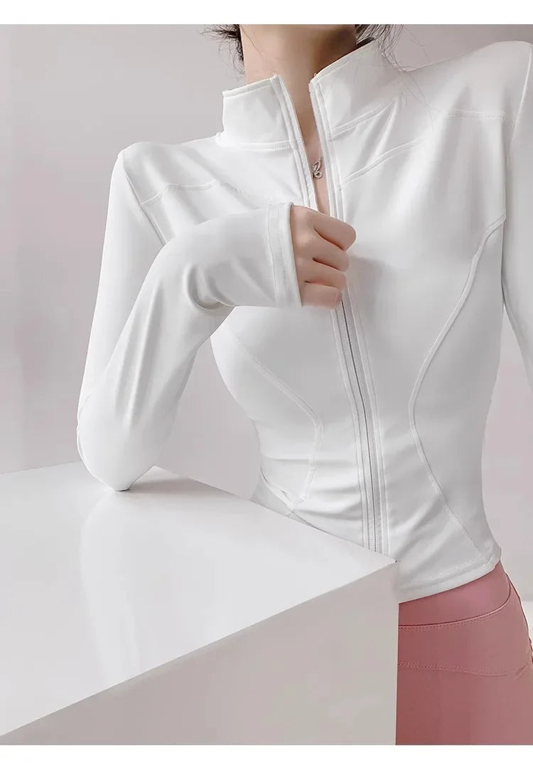 Campera deportiva entallada de mujer con cuello camisero