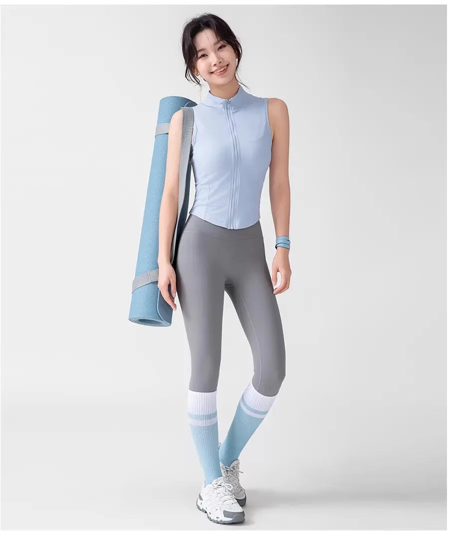 Musculosa deportiva de mujer con cierre frontal