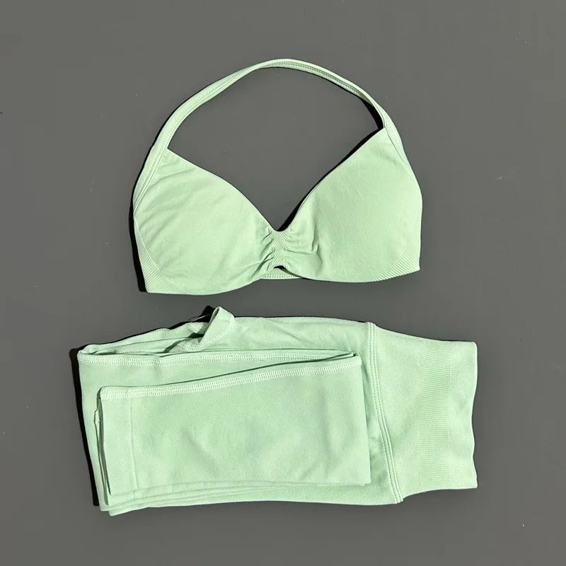 Conjunto de top halter y calza de tiro alto con frunce