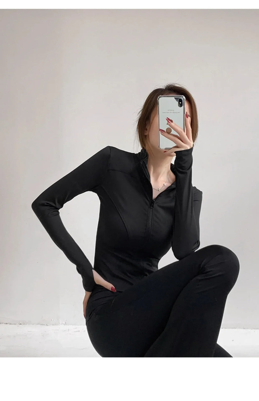 Campera deportiva entallada de mujer con cuello camisero