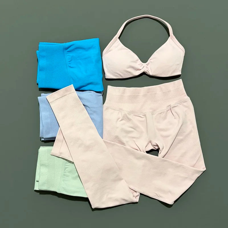 Conjunto de top halter y calza de tiro alto con frunce