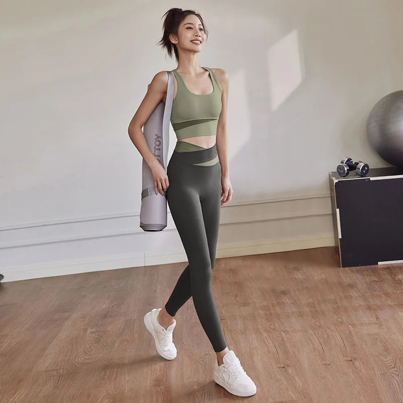 Conjunto deportivo de top y calza con diseño combinado