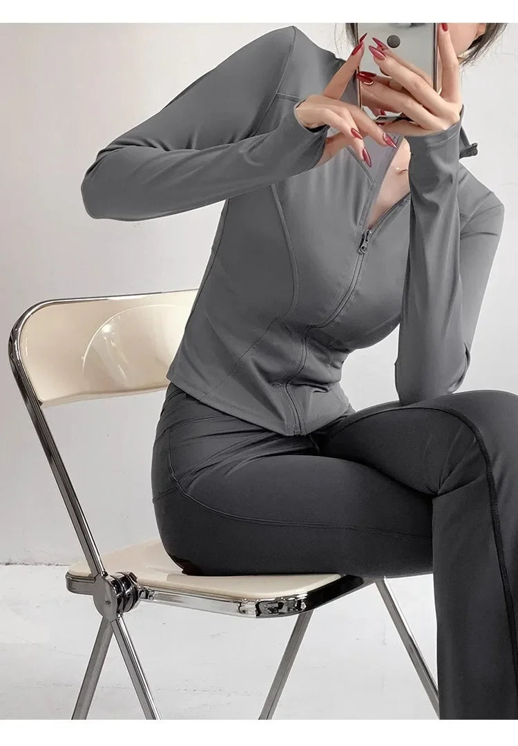 Campera deportiva entallada de mujer con cuello camisero